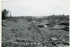 Hubbo sn, Badelundaåsen, Alvesta.
Badelundaåsen 1949.  Alvesta 1:15, 2:1. Grustäkt i bakgrunden, stenigt område i förgrunden.