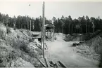 Hubbo sn, Badelundaåsen, Alvesta.
Badelundaåsen 1949.  Alvesta 3:1. Grustäkt med byggnader.