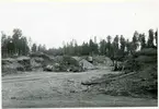 Hubbo sn, Badelundaåsen, Näs.
Badelundaåsen 1949. Näs 1:1. Grustag med bl.a. cyklar och tunna.