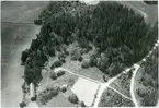 Hubbo sn, Fågelbacken.
Flygfoto över stenåldersboplats och gård vid Fågelbacken. 1932.