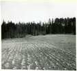 Hubbo sn, Fågelbacken.
Åker i fornlämningsområde vid Fågelbacken, 1938.