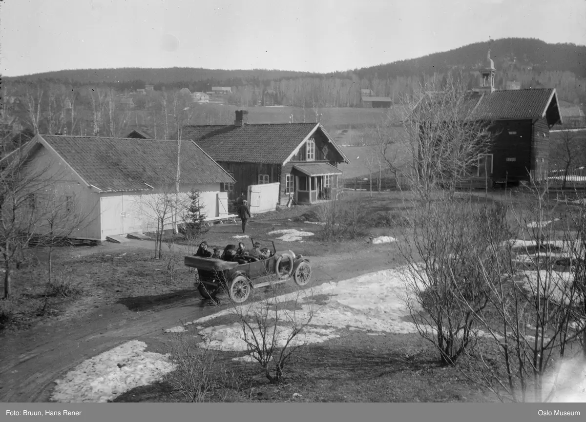gård, uthus, bolighus, tun, vei, bil, kulturlandskap