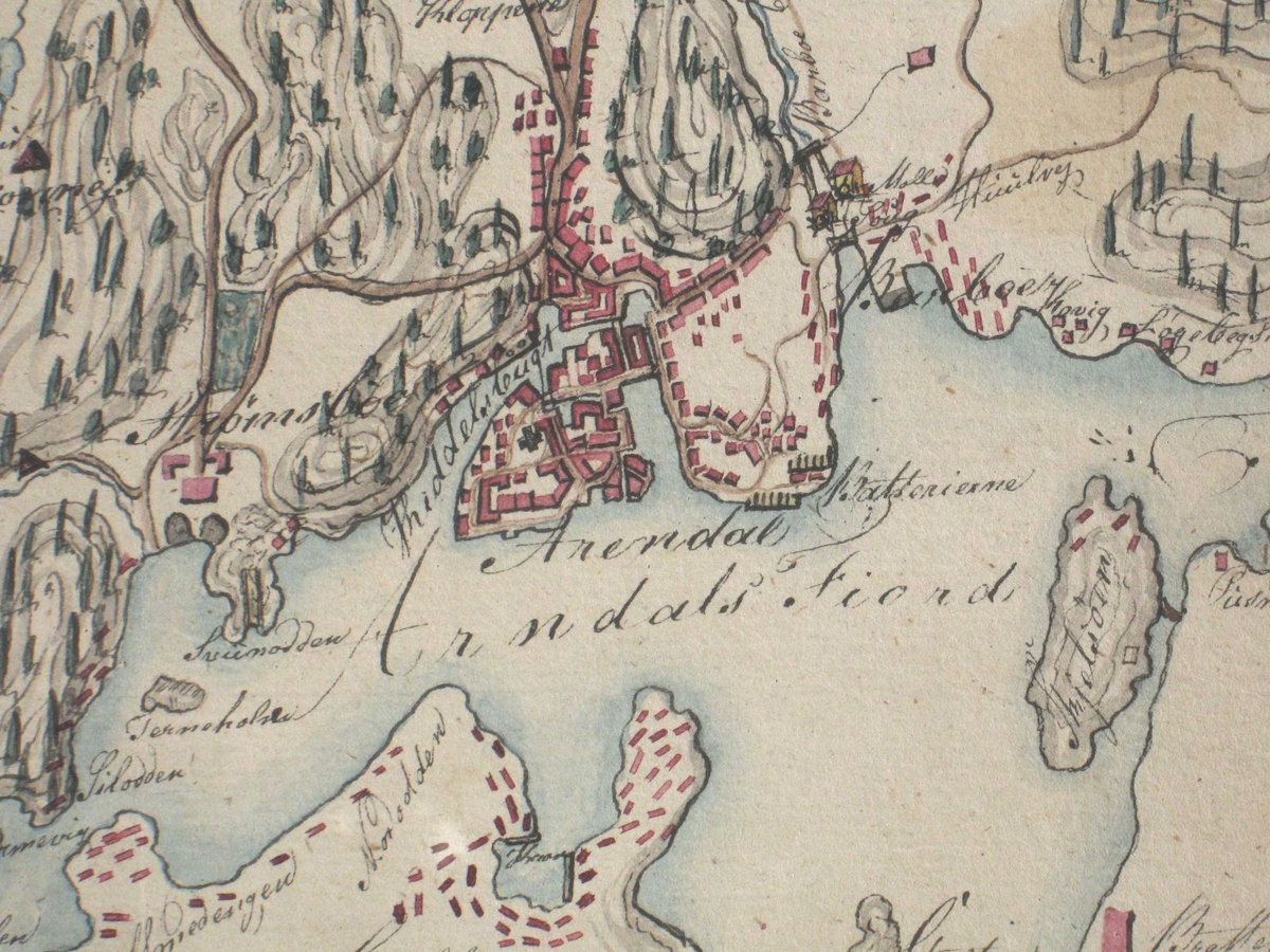 Kart med kartusjer, fjell med gruve, grantre, m.m. Cart over Arendal og en Deel af dens Omegn.   Cart over Arendal og en Deel af dens Omegn.   Tusj og akvarell.  Billedflate 32,5 x 40,9.   Ark 37x46,5   Signert nth. med tusj, håndskrift:   Geometrisk opmaalt og tegnet af M.Moe 1814.   Overskriften står i rokokko kartusj nth.,  helt i hjørnet er et fjell med gruve og vinsj,  ved foten av fjellet tv. em høy gran.  Denne står like i vannkanten, på sjøen en seilsjekte  og i bakgr. et seilskip, tv. fjell med en varde:  symboler for Arendal og omegns næringsliv.  Kartet er tegnet med tusj og fargelagt med brunt  (veier blått (vann og elver), rødt (hus), grønt (trær),  brunt (varde Østensbo og Tellegraph Torjusholmen).  Kartet viser Arendal by litt th. for midten,  avgrenses i vest av Hisøystrømmen/Nidelven,  øtv. av Bråstad, i nord Longumvannet,  i øst ka Krona, og Tromøylandet mot Galtesund til og med Torjusholmen.  Npm. innrammet rektang. felt med   Distancer fra Arendals Kirke til...  (følger 25 navn fra kartet) og to kolonner med tall   Til Vands, Til Lands  Tv. for denne målestokk fra 1 1000 alen. 