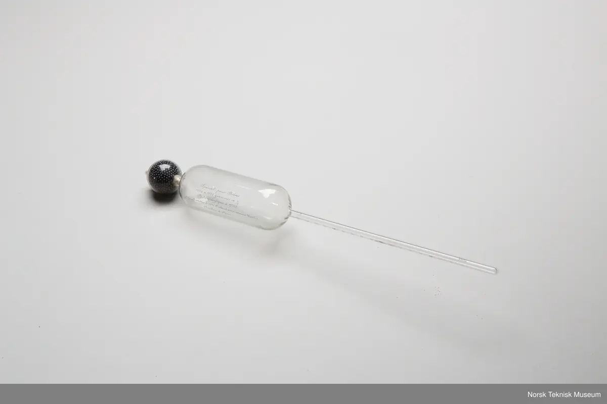 Brukt i ølproduksjon ved Ringens Bryggeri. Instrument i hylster.