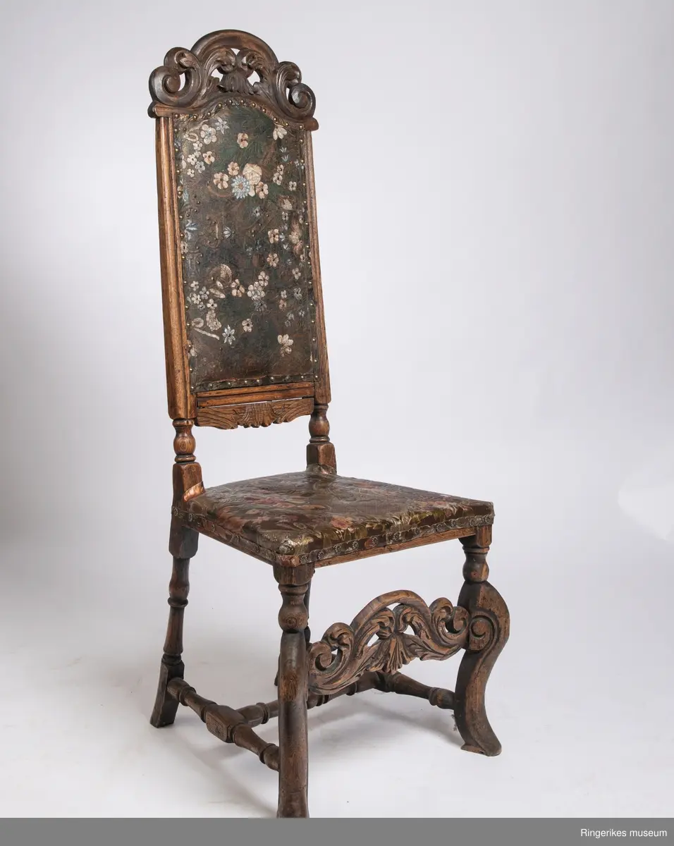 Gyldenlærstol i barokk stil datert til 1720. Blomstermotiv i rygg og sete