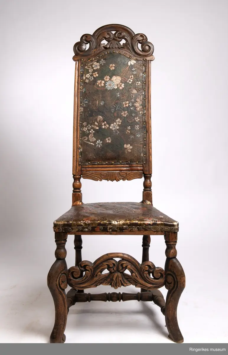 Gyldenlærstol i barokk stil datert til 1720. Blomstermotiv i rygg og sete