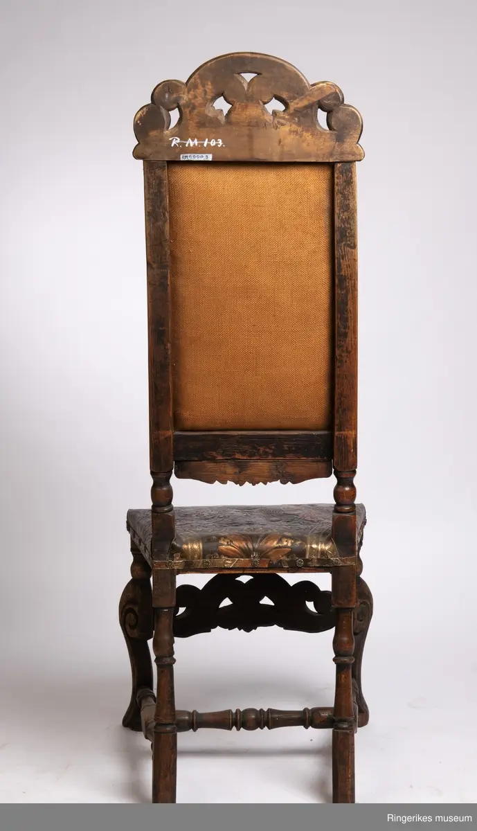 Gyldenlærstol i barokk stil datert til 1720. Blomstermotiv i rygg og sete