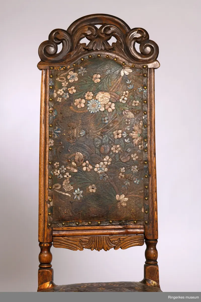 Gyldenlærstol i barokk stil datert til 1720. Blomstermotiv i rygg og sete