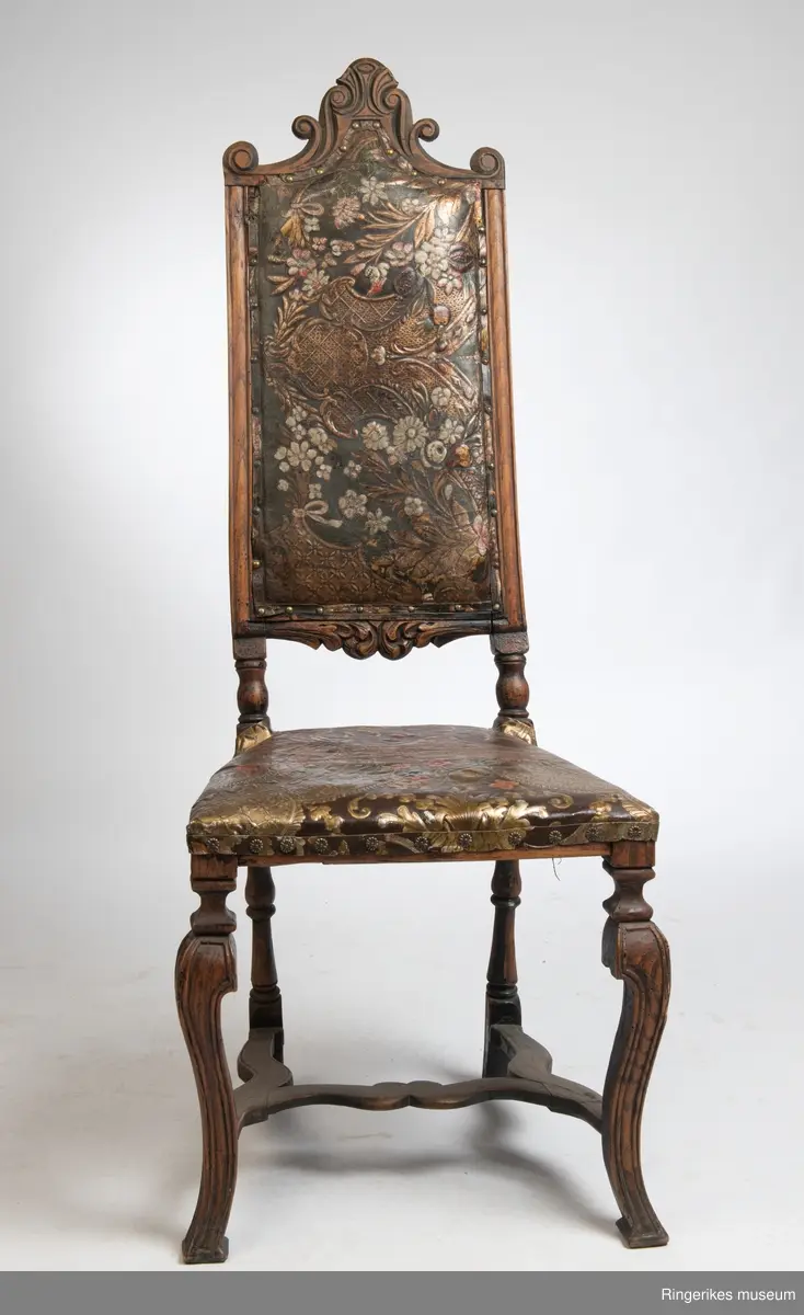 Gyldenlærstol fra 1740 gitt av Ellen Hals. Gyldenlæret har et blomstermotiv