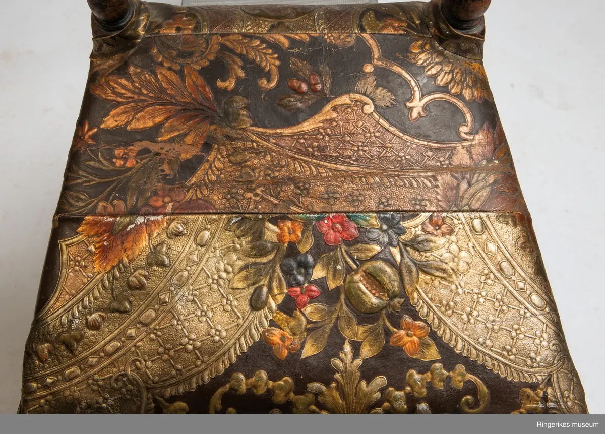 Gyldenlærstol fra 1740 gitt av Ellen Hals. Gyldenlæret har et blomstermotiv
