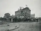 Byggnadsarbetarna uppställda utanför Kalmar Riskvarn under byggnad 1906. Denna byggnad har senare byggts till och omfattar nu hela kvarteret. Den hyser idag, 2023, bl a Länsstyrelsen.