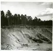 Hubbo sn, Alvesta.
Alvesta 3:1, grustaget. 1938.  Med män som skyfflar på grus på lastbilar.
(I samband med skadat fornminne).