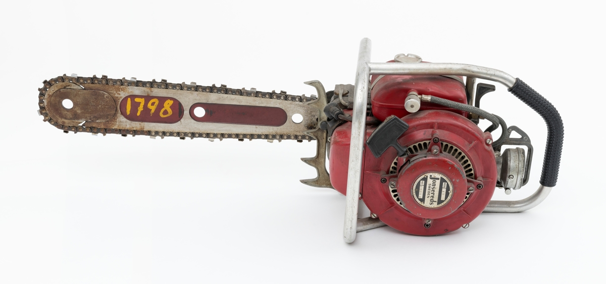 Motorsag av typen Jonsered Raket XD med sverd, påmontert barkstøtte og skovltannkjede. (Barkstøtten brukes fortrinnsvis til kapping av større stokker og ved felling av større trær.)  Saga ser for registrator ut til å være komplett. Det bakre håndtaket er polstret med med svart gummi for å gi brukeren et godt grep.  
Saga er utstyrt med innsprøytiningspumpe i stedet for forgasser. 


Ut fra  medfølgende lapp til saga og andre kilder har saga disse tekniske spesifikasjonene:
Sylindervolum/slagvolum: 85 kubikkcentimeter.
Ytelse: 5,1 hestekrefter ved 6650 omdreininger per minutt. [Også oppgitt til 5,5 HK ved 5500 omdreininger per minutt]
Vekt: 12,2 kg [har også oppgitt en vekt på 12,6 kg, forskjellen kan skyldes veiing med tomme eller fulle olje- og drivstofftanker og ulike sverdtyper]
Den trenger oljeblandet drivstoff i blandingsforholdet 1:20.
Bensintanken rommer 1,10 liter mens oljetanken har et volum på 0,15 liter.
Saga kan utstyrers med sverd fra 15  til 24 tommer.