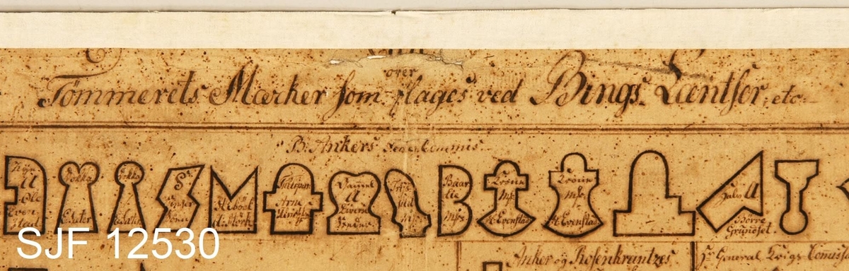 Merkekartet viser de merkene tømmerhandlere i Glommavassdraget brukte tidlig på 1800-tallet.  Kartet er merket «Cart over Tømmerets Mærker som flages ved Bings Læntser etc. », og det er den eldste kjente oversikten over tømmermerker fra dette vassdraget. Kartet skulle hjelpe lensearbeinerne på Bingen når de skulle skille tømmer som skulle til kjøpmenn på Nedre Romerike og i Kristiania fra det som skulle til kjøpmenn i den nedre Glomma-regionen. Merkene ble påslått fløtingstømmeret med ei merkeøks, figurøks, før utislag.  

På baksida av merkekartet av papir er festet til et stykke tøy, som antakelig skulle forsterke papiret. Dette er antakelig et sekundært tiltak. Kartet har 138 merker som fordeler seg på 36 instanser fra tømmerhandelen i Glommavassdraget tidlig på 1800-tallet. Merkene er risset inn med svart innenfor avdelte, rektangulære felt. Hvert felt representerer det firmaet eller den personen som brukte merkene man finner der som signaturer på tømmer de hadde kjøpt. Følgende trelasthandlere er representert på dette merkekartet: Bernt Ankers fideikomiss (23 stk. ), Anker og Rosenkrantzs fellesmerke (1), Peder Anker (2), Jess Anker (11), Paul Thrane (4), Marcus Gjøe Rosenkrantz (11), Ener Holm (2), Jørgen Pløen (4), Collett & Sønner (6), Collett og Pløens fellesmerke (1), Mathias [?] Calmeyer (2), Mogens Larsen Mathiesen (6), E. Monsen (1), J. C. Smith (1), kaptein Bing (1), C. Berg (2), David Chrystie (4), Andreas Christie (4), Even Steen (8), Paul Clausen (8), Lars Ingier (4), Andreas Lie (1), Jørgen Tandberg (2), Hans Thorn Thoresen (6), Caspar Herman[?] von Krogh (1), løytnant Ingier (3), krigsråd Sivers (3), Gudbrand Døhlene (4), Hans Østenbøll (4), Ole Lundbye (1), Knut Rismyhr (1). Arne Graven (1), Ole Sjøli (1), Knut Tobro (1).  I tillegg finnes "kompaniknappen" - alle tømmerhandlernes fellesmerke - og et vrakmerke på kartet.  At en del av tømmerhandlerne hadde mange merker later til å skyldes at det har utstyrt flere av sine tømmerbetingere med egne merkeøkser (antakelig for å kunne spore tømmer til oppkjøpsdistrikt), dels at man har hatt ulike merker for ulike sortimenter.  De fleste av tømmerhandlerne på lista ovenfor hadde base i Kristiania-regionen, men en del av dem drev også trelasthandel fra Sarpsborg, Fredrikstad og Moss.  Nederst på kartet finner vi også enkeltmerker som later til å ha vært registrert på skogeiere som muligens kan ha agert som oppkjøpere i dette markedet.