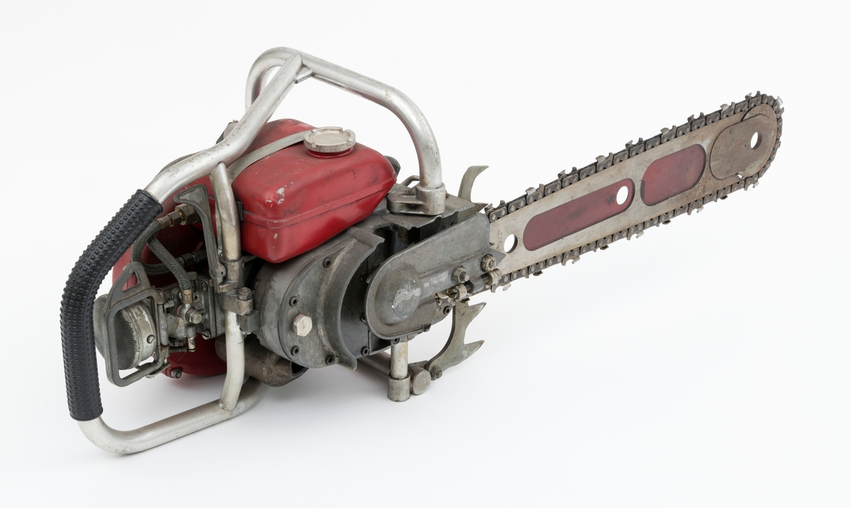 Motorsag av typen Jonsered Raket XD med sverd, påmontert barkstøtte og skovltannkjede. (Barkstøtten brukes fortrinnsvis til kapping av større stokker og ved felling av større trær.)  Saga ser for registrator ut til å være komplett. Det bakre håndtaket er polstret med med svart gummi for å gi brukeren et godt grep.  
Saga er utstyrt med innsprøytiningspumpe i stedet for forgasser. 


Ut fra  medfølgende lapp til saga og andre kilder har saga disse tekniske spesifikasjonene:
Sylindervolum/slagvolum: 85 kubikkcentimeter.
Ytelse: 5,1 hestekrefter ved 6650 omdreininger per minutt. [Også oppgitt til 5,5 HK ved 5500 omdreininger per minutt]
Vekt: 12,2 kg [har også oppgitt en vekt på 12,6 kg, forskjellen kan skyldes veiing med tomme eller fulle olje- og drivstofftanker og ulike sverdtyper]
Den trenger oljeblandet drivstoff i blandingsforholdet 1:20.
Bensintanken rommer 1,10 liter mens oljetanken har et volum på 0,15 liter.
Saga kan utstyrers med sverd fra 15  til 24 tommer.