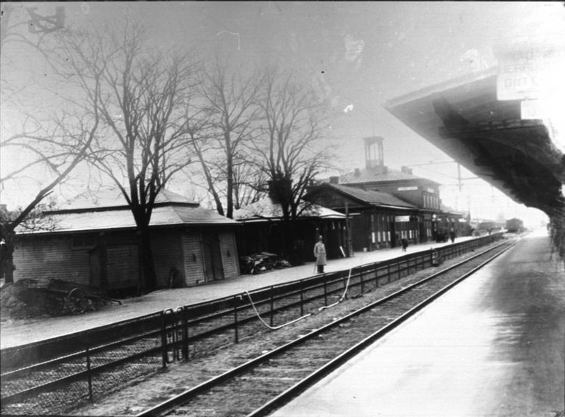 Gamla stationen och postens förråd. På perrongen troligen postmästare C A Nilsson, 1909-24.