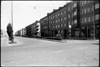 Korsningen Lindövägen och Östra Promenaden i Norrköping.
Längst fram i bild syns spårvägen längs Östra promenaden.