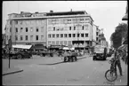 Försäljning på torget vid St:Larsgatan i Linköping. Busstrafik till höger i bild.