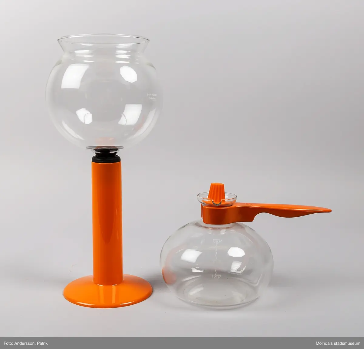 Kaffebryggare av vakuummodell, som i Sverige går under benämningen ”Don Pedro”. 

Bryggaren består av två glaskärl. Det ena kärlet är en rund kanna med orange handtag. Till kannan finns ett orange lock, som används efter att kaffet är klart för att behålla värmen. 

Det andra kärlet är en rund skål med ett rör i botten. Runt röret sitter en svart gummiring. I botten på skålen (i mynningen på röret) sitter ett plastfilter med fjäder och kula för att ta tag i och lossa vid diskning. Till skålen med röret medföljer en orange ställning att placera kärlet i. Glaskärlen är ömtåliga och går lätt sönder när det ska diskas.

För att brygga kaffe hälls vatten i bottenkupan och malt kaffe i överkant. Bryggaren ställs sedan på en spisplatta. Detta kokas tills sista dutten vatten har kokat slut, cirka 1 - 3 minuter. När vattnet kokar, bildas ett övertryck i kannan och vattnet trycks upp till skålen där det blandas med det malda kaffet. När bryggaren avlägsnas från värmekällan och sätts i plaststället, kyls kannan av, varvid ett undertryck uppstår, då börjar kaffet sugas tillbaka till underkannan. Sedan är det klart för servering.

På 1840-talet tog fransyskan Marie Fanny Amlene Massot i Lyon patent på denna bryggmetod, men under namnet Madame Vassieux.

År 1959 lanserades Don Pedron i Sverige som "Nilsjohan Don Pedro".