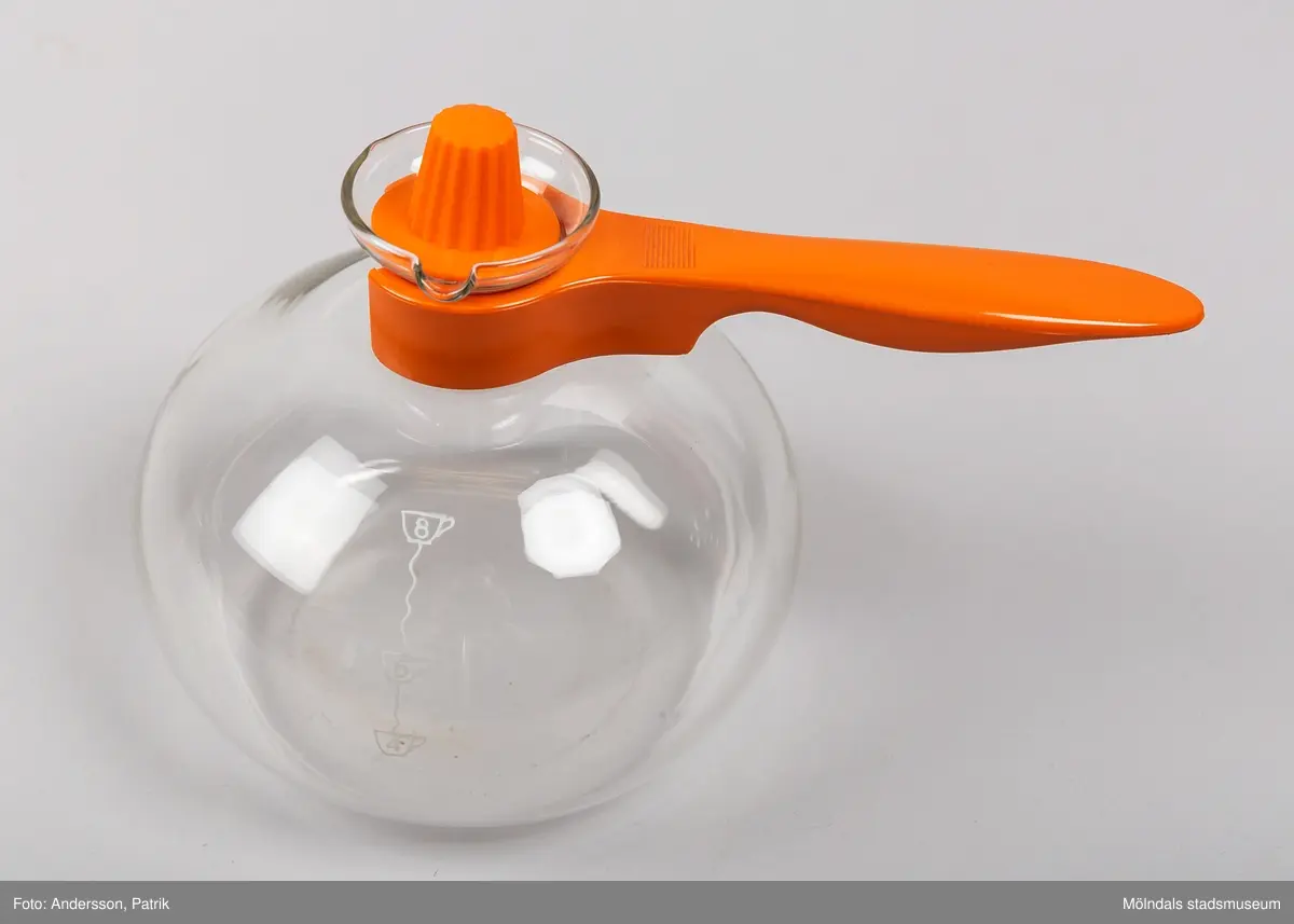 Kaffebryggare av vakuummodell, som i Sverige går under benämningen ”Don Pedro”. 

Bryggaren består av två glaskärl. Det ena kärlet är en rund kanna med orange handtag. Till kannan finns ett orange lock, som används efter att kaffet är klart för att behålla värmen. 

Det andra kärlet är en rund skål med ett rör i botten. Runt röret sitter en svart gummiring. I botten på skålen (i mynningen på röret) sitter ett plastfilter med fjäder och kula för att ta tag i och lossa vid diskning. Till skålen med röret medföljer en orange ställning att placera kärlet i. Glaskärlen är ömtåliga och går lätt sönder när det ska diskas.

För att brygga kaffe hälls vatten i bottenkupan och malt kaffe i överkant. Bryggaren ställs sedan på en spisplatta. Detta kokas tills sista dutten vatten har kokat slut, cirka 1 - 3 minuter. När vattnet kokar, bildas ett övertryck i kannan och vattnet trycks upp till skålen där det blandas med det malda kaffet. När bryggaren avlägsnas från värmekällan och sätts i plaststället, kyls kannan av, varvid ett undertryck uppstår, då börjar kaffet sugas tillbaka till underkannan. Sedan är det klart för servering.

På 1840-talet tog fransyskan Marie Fanny Amlene Massot i Lyon patent på denna bryggmetod, men under namnet Madame Vassieux.

År 1959 lanserades Don Pedron i Sverige som "Nilsjohan Don Pedro".