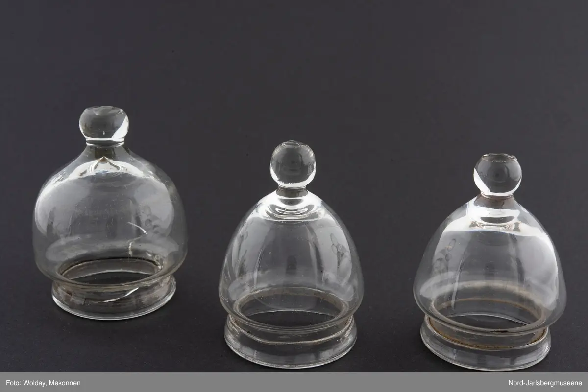 En liten kasse med årelating og -koppeutstyr, benyttet  på Eidsfoss.