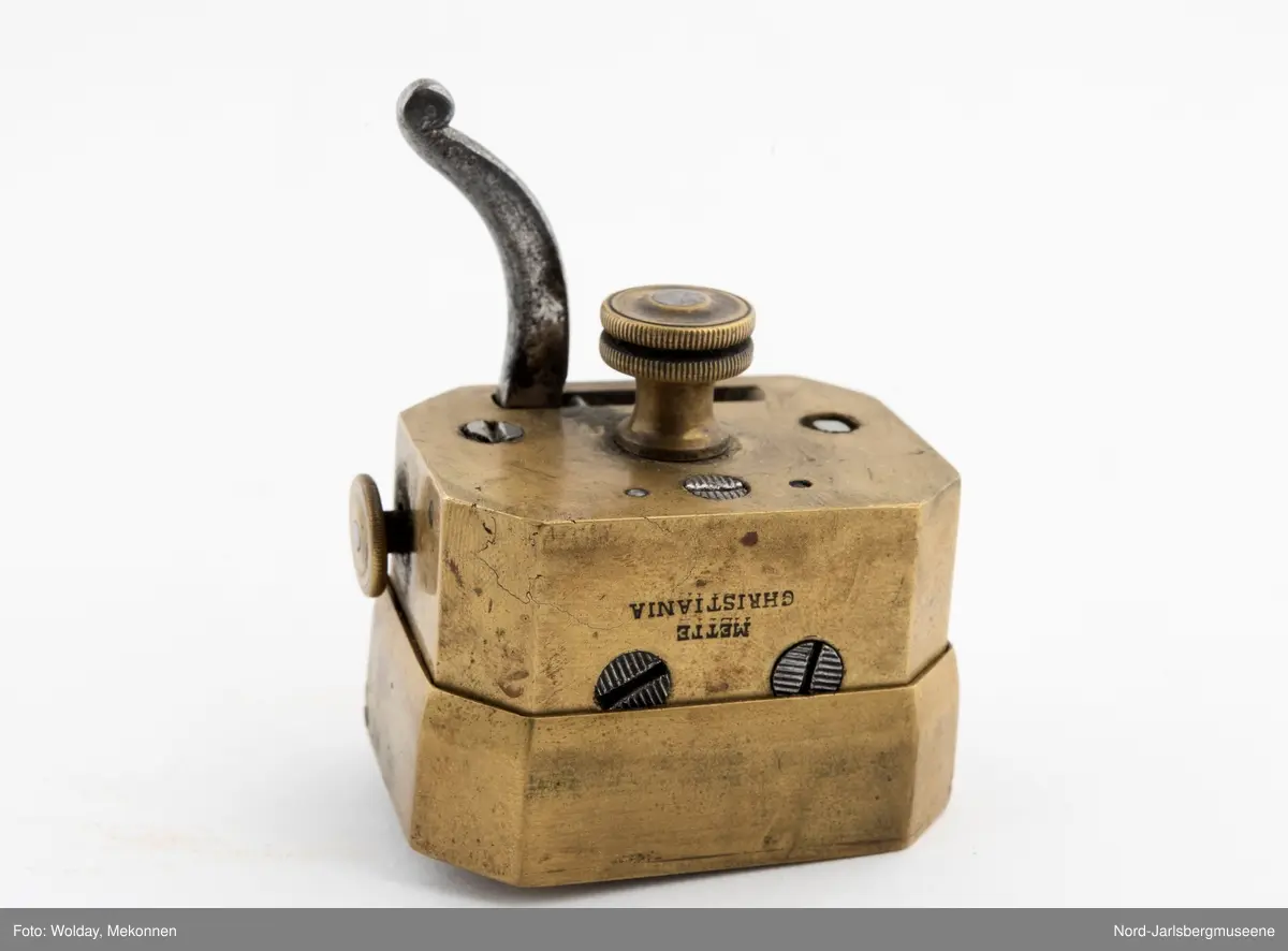 En liten kasse med årelating og -koppeutstyr, benyttet  på Eidsfoss.