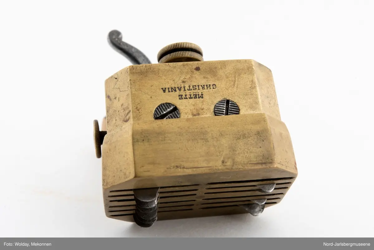 En liten kasse med årelating og -koppeutstyr, benyttet  på Eidsfoss.