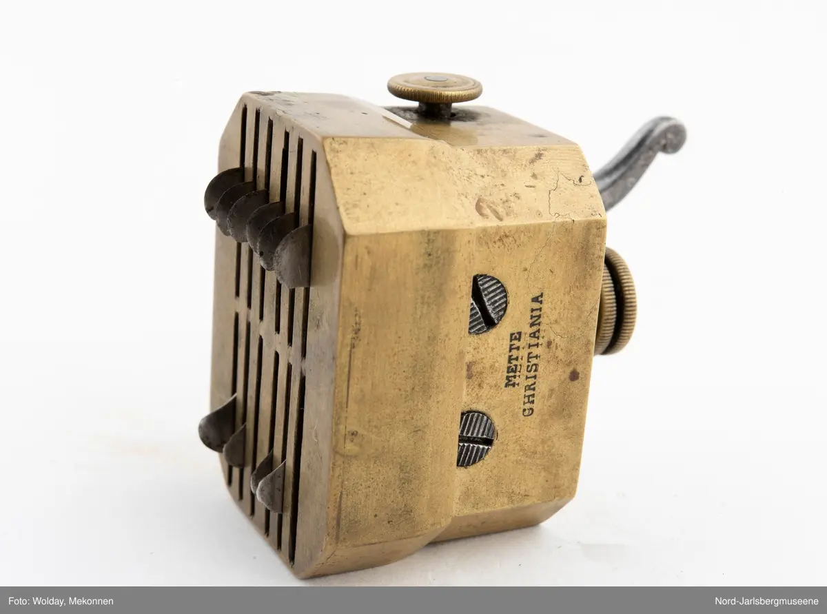 En liten kasse med årelating og -koppeutstyr, benyttet  på Eidsfoss.