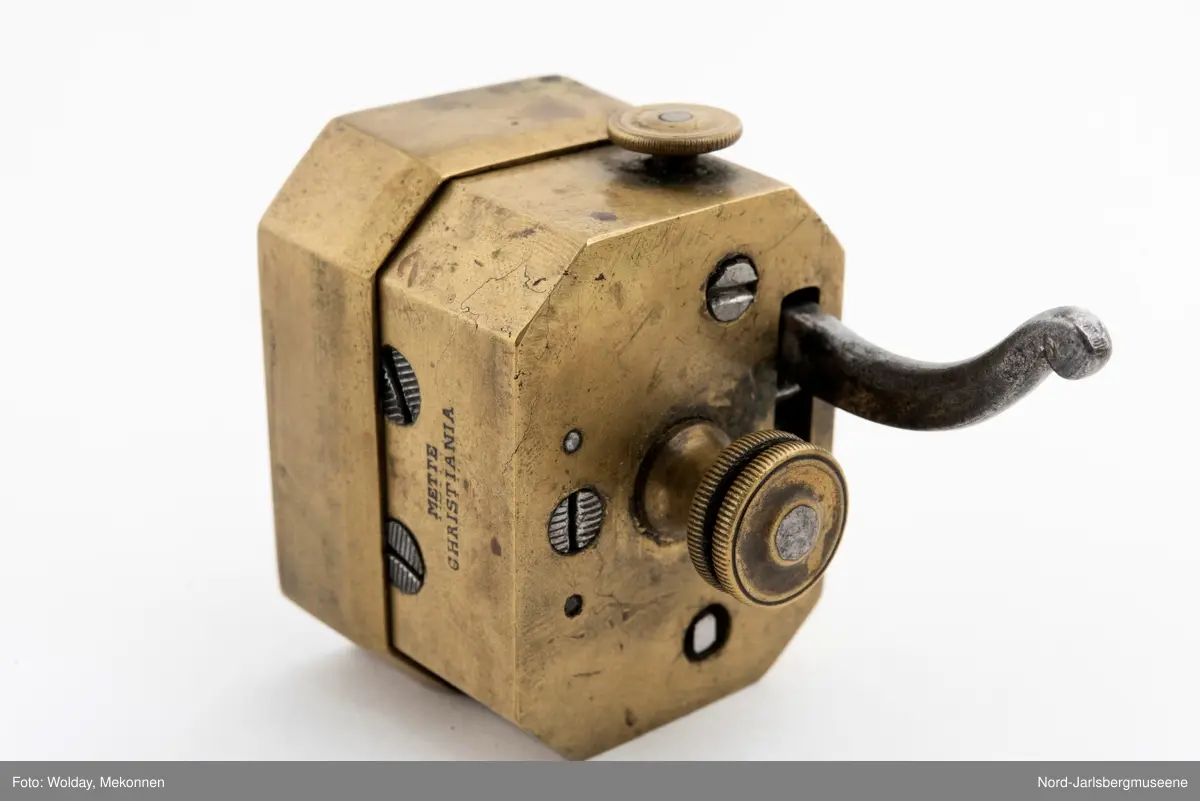 En liten kasse med årelating og -koppeutstyr, benyttet  på Eidsfoss.