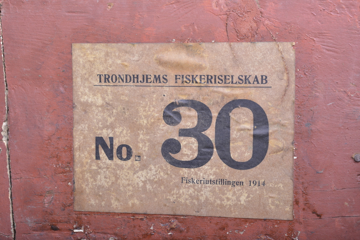 Rektangulær kiste med lokk som kan vippes opp, festet på kistens bakside med metallbeslag. Lokket har festet en tykk hyssing mellom innsiden av lokk og innside av kiste, slik at lokket kan vippes bakover og kisten holdes åpen.
På lokkets innside er det påmalt en enkel rosemaling-liknende dekorasjon. Kisten har en låsemekanisme i front. Nøkkel mangler, kisten er ulåst. På hver kortside er festet to tvinnede tauverk til håndtak.

Innsiden av kisten består av ett rom, med malt overflate. Kistebunnen består av to planker treverk, derfor en sprekk på langsiden av bunnen.

Kisten bærer preg av slitasje.