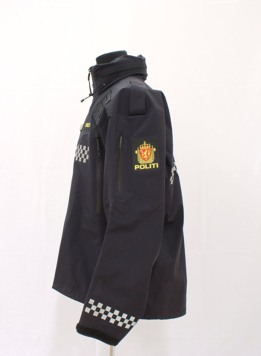 Sort politijakke i tre lag. 

En uniformert softshelljakke utstyrt med bæreløsninger for sambandsutstyr etc. og reflekser. 

En uniformert skalljakke i goretex, som kan bæres alene eller utenpå softshelljakka. Denne er også utstyrt med bæreløsninger og reflekser. Den er vann- og vindtett, og har hette. Begge jakkene har politimerke på begge overarmer. 

(Det tilhørende innerste laget mangler. Dette er en isolasjonsjakke uten politimerking. Jakka skal bæres som et varmende lag under de andre jakkene.)