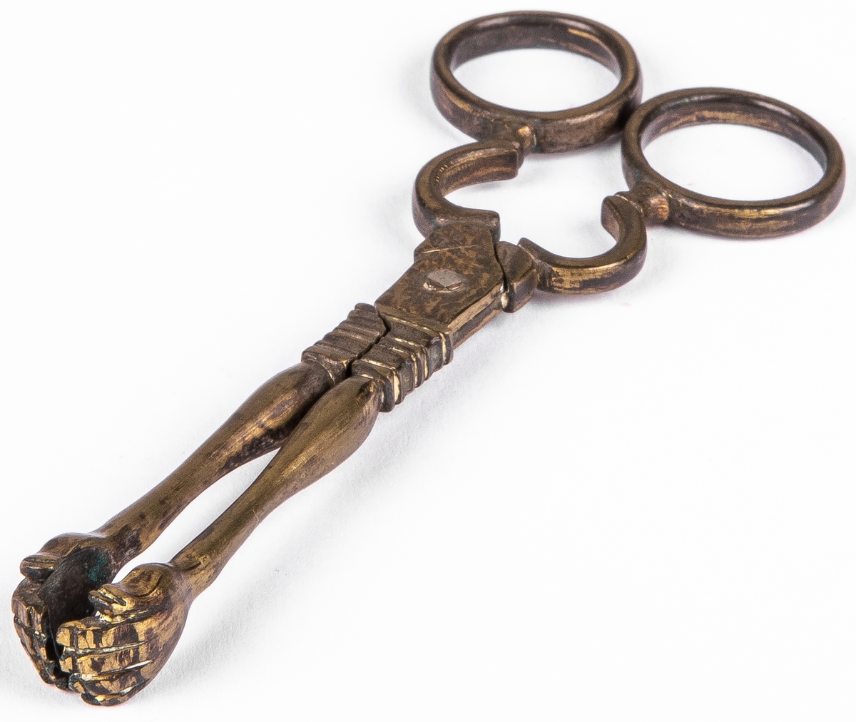 Sockertång, mässing. Sockertångsarmarna avslutas med ett par händer.