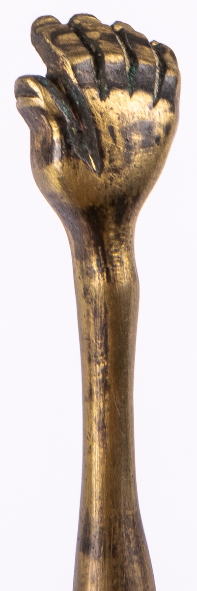 Sockertång, mässing. Sockertångsarmarna avslutas med ett par händer.