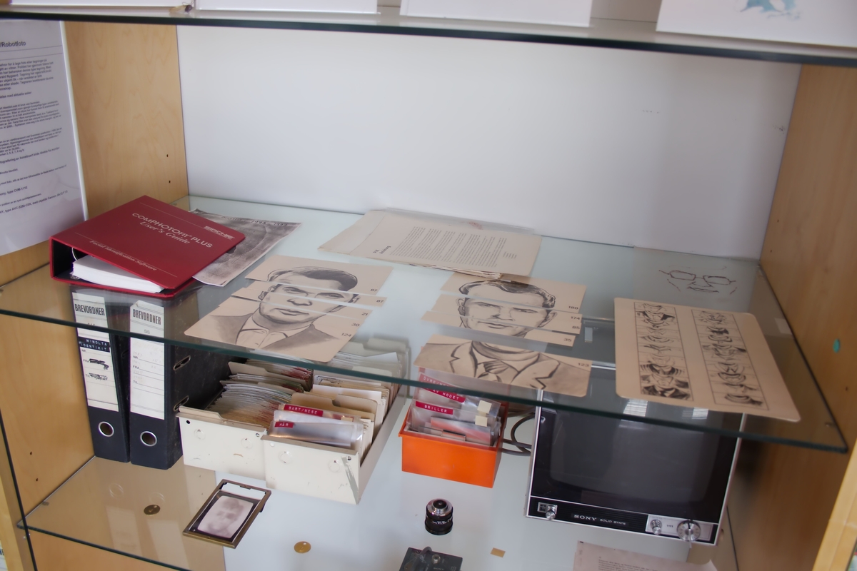 Pappboks med 200 tegnede portretter av menn. Hvert portrett er delt i fem deler, så portrettene kan settes sammen og varieres i det uendelige.