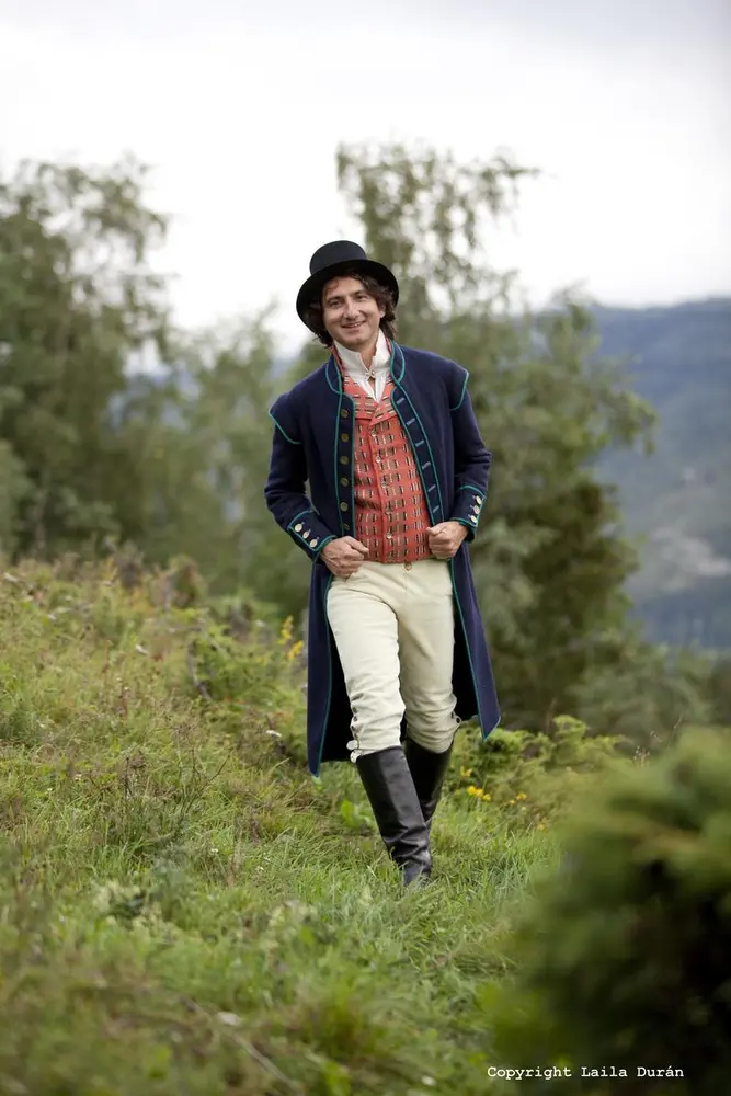 Mann i bunad utendørs