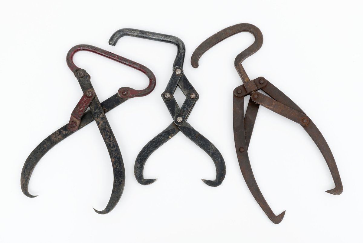 Tre tømmersakser fra Norsk skogmuseums samling (fra venstre SJF.03808, SJF.04465 og SJF.01473). Fotografiet ble tatt for å illustrere noen mulige måter å hengsle sammen et slikt redskap på.

Tømmersaksa er et redskap som bruke til å løfte og dra tømmerstokker. Slike har to kraftige jernklør, som er klinket sammen omtrent som vanlige papirsakser og et krumt håndtak. Disse elementene kan være hengslet sammen på forskjellige måter, men alltid slik at de innoverkrummede klørne strammes stadig mer jo kraftigere skogsarbeideren drar i håndtaket. Dette reduserer faren at grepet om stokken skal glippe.  Tømmersaksa har særlig vært brukt under lunning, altså når tømmeret skulle slepes sammen i hauger på hogstfeltet, og når det seinere skulle lesses på sleder fra transport mot fløtingsvassdrag eller bilveg. Det finnes også tømmersakser som med visse modifikasjoner har vært brukt til å hente opp søkketømmer ved lenseanlegg og terminalplasser i fløtingsvassdragene.

På slutten av 1800-tallet var sentrale aktører i trelastnæringa opptatt av de sprekkskadene som kunne oppstå når skogsarbeiderne på kalde vinterdager slo øksene sine inn i endeveden på tømmerstokkene, slik at de kunne bruke økseskaftene som håndtak når de skulle løftes eller vendes. Slike sprekker gjorde det nødvendig å foreta avkortinger, noe som innebar verditap. Derfor var innflytelsesrike menn i skogbruket opptatt av å finne alternativer til øksa i slike sammenhenger.  Løsningen ble tømmersakser. Det er mulig at idéen kom fra Sverige på 1890-tallet, men det gikk ikke lenge før norske smeder, utviklet sine modeller.  En av dem som hadde størst suksess med denne produksjonen var Nell Gravli (1897-1980) fra Nord-Odal i Hedmark. Dette er noe av bakgrunnen for at skogbygda Nord-Odal har to tømmersakser i sitt kommunevåpen.  Redskapet i midten på dette fotografiet er ei Gavli-saks. Tømmersaksa er fortsatt en del av utrustningen som brukes under manuelt skogsarbeid, men den arbeidsfysiologiske ekspertisen maner til aktsomhet ved bruken, for mange har løftet på seg ryggskader ved bruk av dette redskapet.