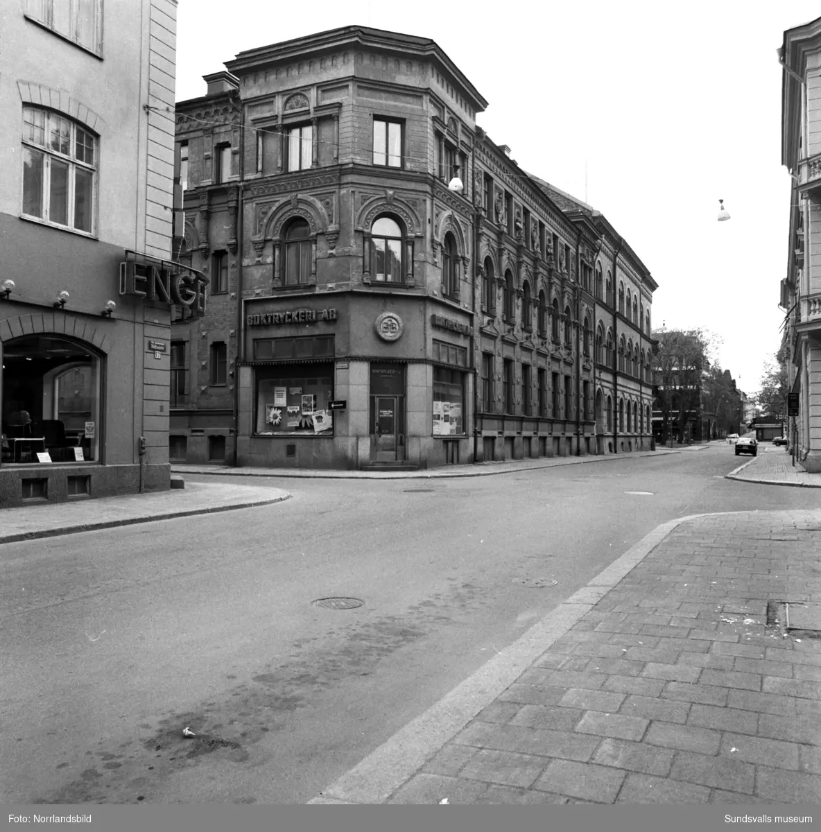 Rådhusgatan västerut vid Bankgatan med Boktryckeri AB i centrum. I vänsterkant Engelfeldts möbelaffär.