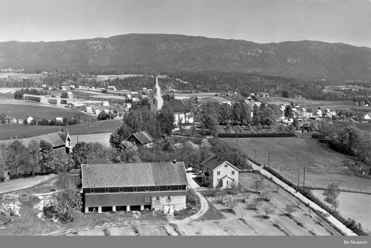 Flyfoto av Bøhaugen 13. juni 1958.