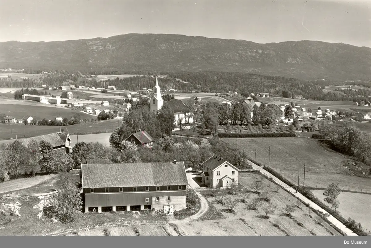 Flyfoto av Bøhaugen 13. juni 1958.