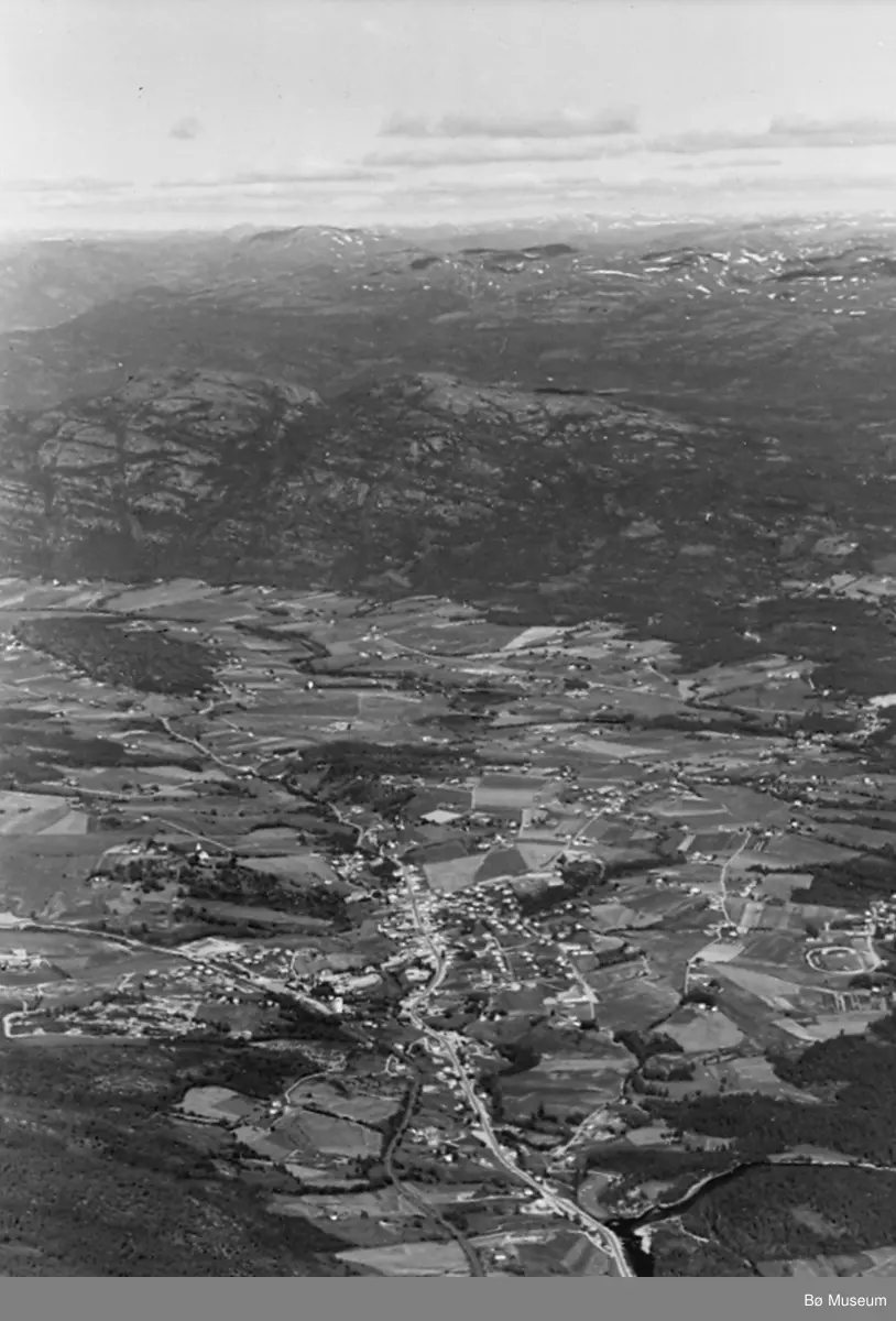 Flyfoto av Bø med Lifjell i bakgrunnen
