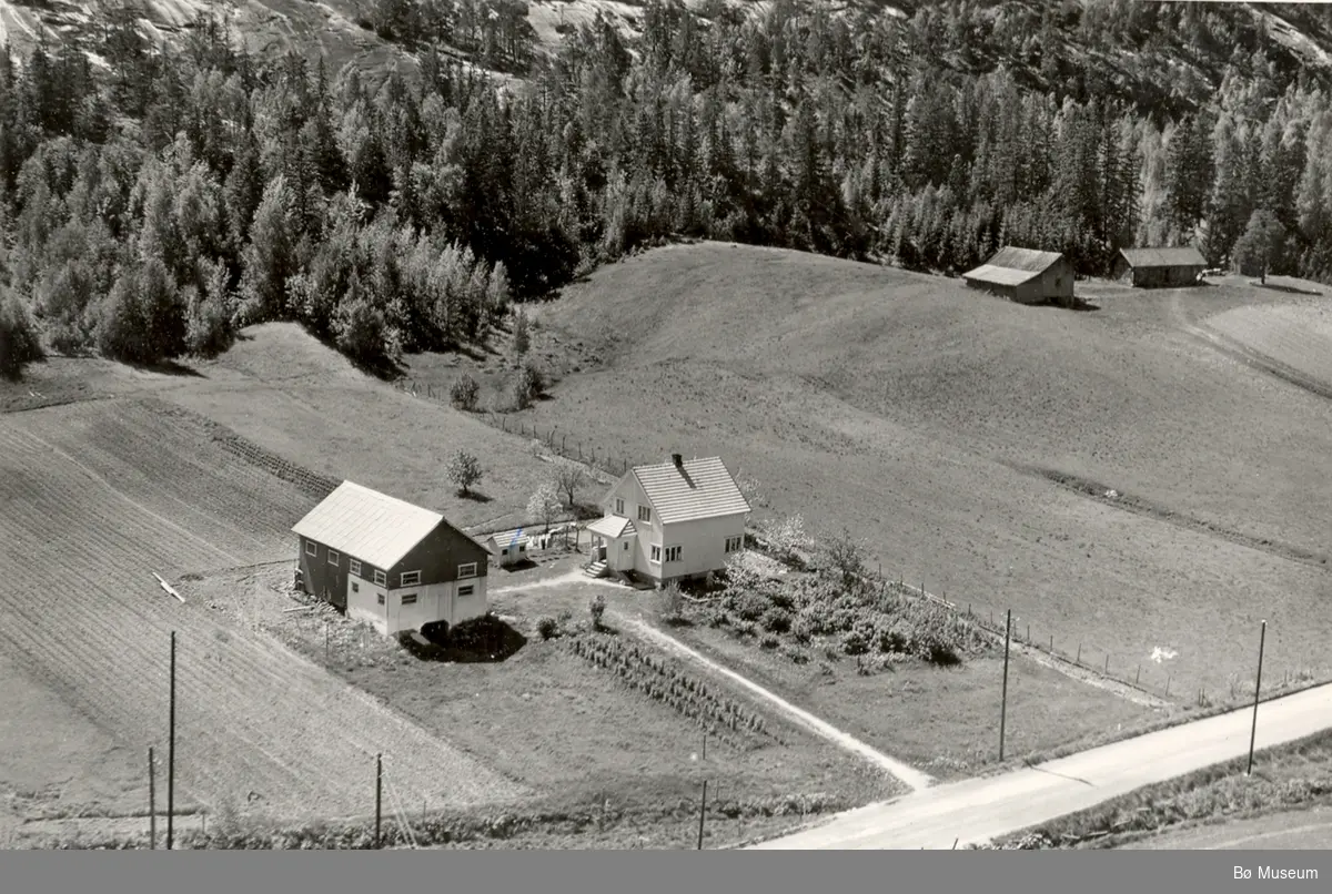 Flyfoto av Skogheim med Storhaug i bakgrunnen. Tatt 13. juni 1958. 