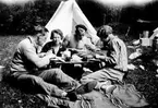 Måltid utomhus på tältutflykten i samband med förlovningen mellan Hilding Nors och Iris Nilsson 1933. Cykelturen gick till Hocknarp, Järsnäs socken. Från vänster Mats Eklund ?, Iris Nilsson, Hilding Nors, Linnea Danielsson.