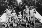 Grupporträtt framför ett par tält. Tältning vid Hocknarp, Järsnäs socken, i samband med förlovningen mellan Hilding Nors och Iris Nilsson 1933. Hilding Nors, Mats Eklund ?, Linnea Danielsson.