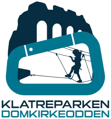 Klatreparken Domkirkeoddens logo med domkirkeruinen i bakgrunnen og sikret klatrer inni en karabinkrok