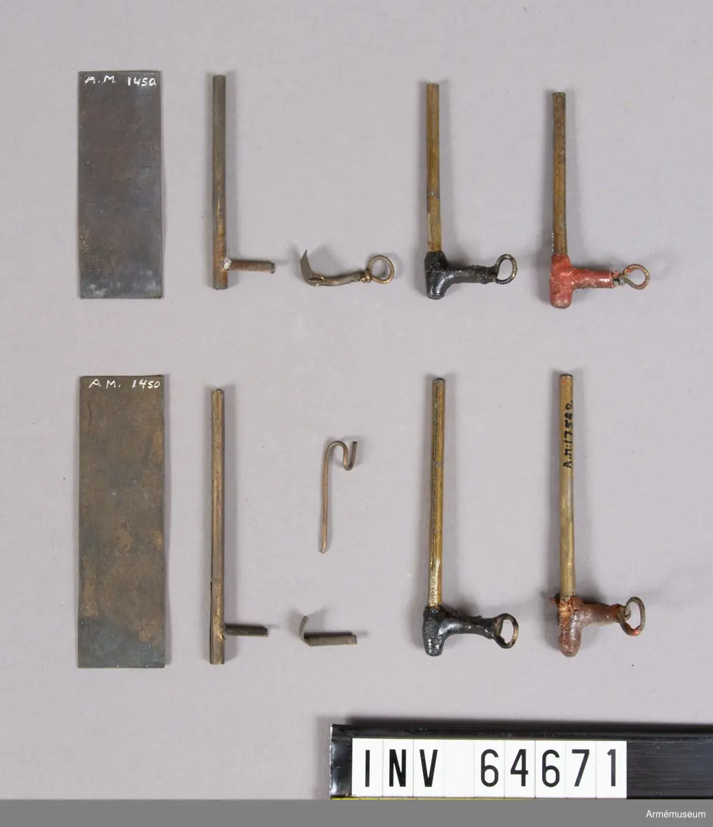 Grupp F II.
Friktionsrör av Siemens konstruktion år 1841 i elva delar. Antändning skedde genom den med friktionssats bestrukna armens (rivarens) gnidning mot det i röret befintliga mjölkrutet. Därtill användes antändningsrem (fyrsnöre).
Två stycken olika fyrrör i tillverkningsstadier, en kort och en lång.