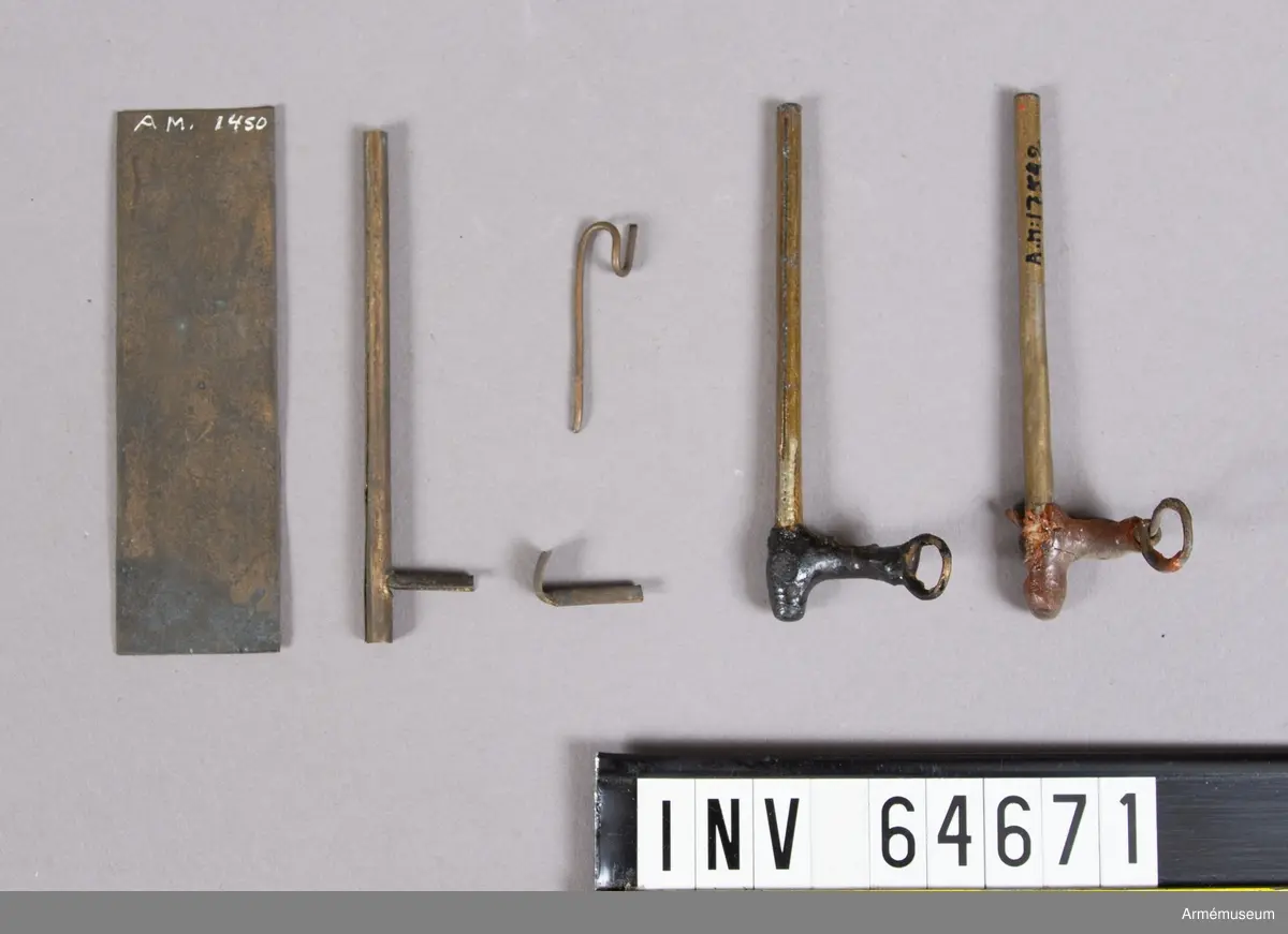 Grupp F II.
Friktionsrör av Siemens konstruktion år 1841 i elva delar. Antändning skedde genom den med friktionssats bestrukna armens (rivarens) gnidning mot det i röret befintliga mjölkrutet. Därtill användes antändningsrem (fyrsnöre).
Två stycken olika fyrrör i tillverkningsstadier, en kort och en lång.