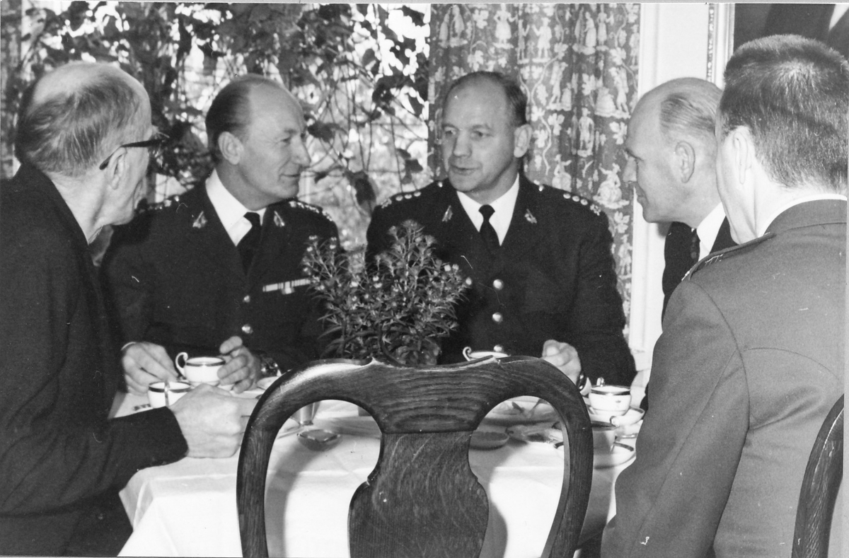 Ett svep över kaffeborden vid uppvaktningen av överste Erik Cavalli.

Bild 1: Frv maskinchefen Gustaf Öqvist, överste Stig Colliander, förvaltare Sven Johansson, tekniker Lars-Erik Eriksson och rustmästare Erhardt Isacsson.

Bild 2: Frv. major Allan Sjöberg, överstelöjtnant Tore Paulsson och kapten Lars Hultstrand.

Bild 3: Frv. löjtnant Lennart Wallin och fanjunkare Tage Berglund

Bild 4: Frv. överstelöjtnant Ragnar Tauvon, förvaltare Nils Grehn och rustmästare Kurt Lanzén.