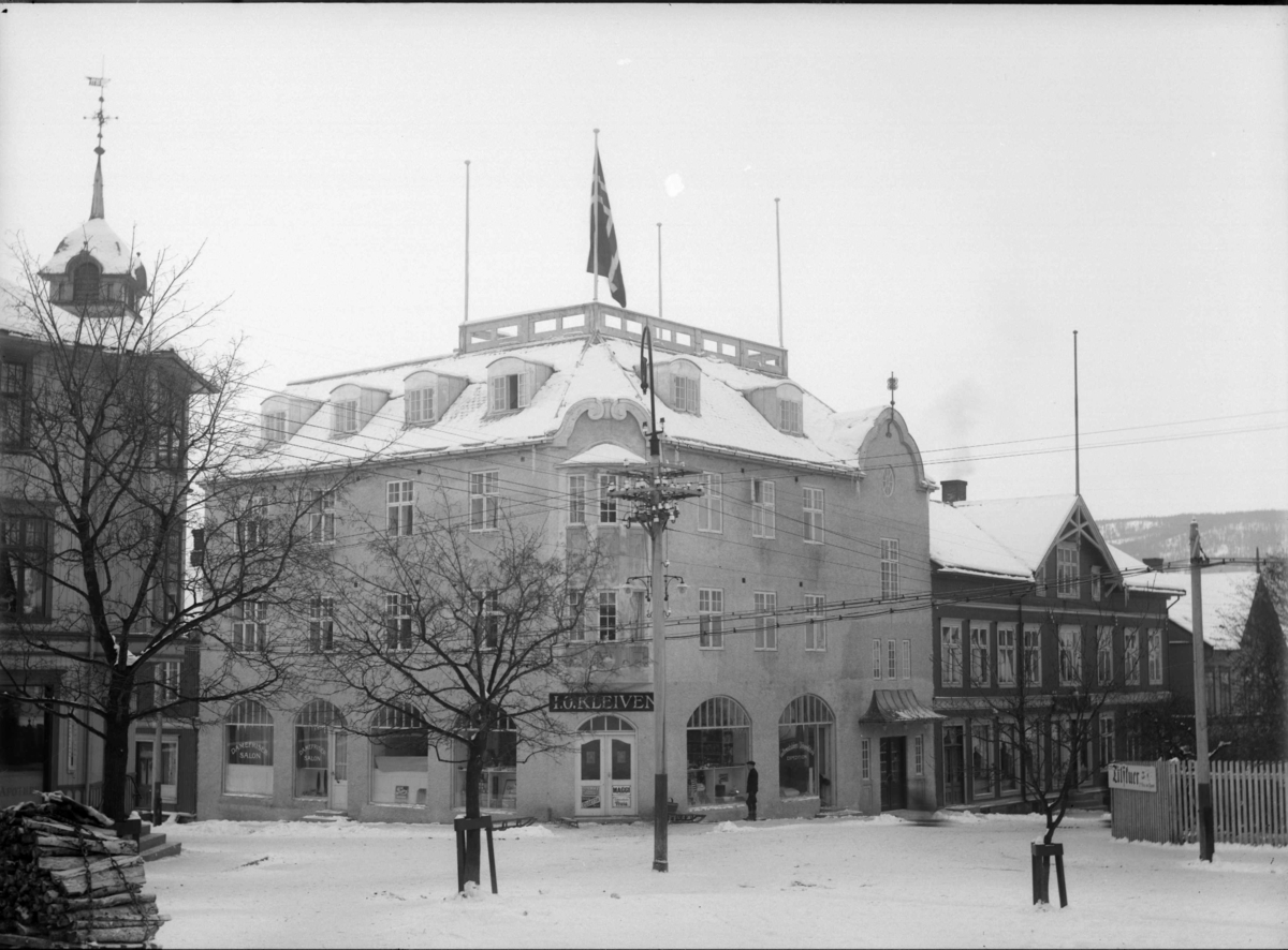 Jernbanegata med Breiseth Hotel, både murbygning og trebygning