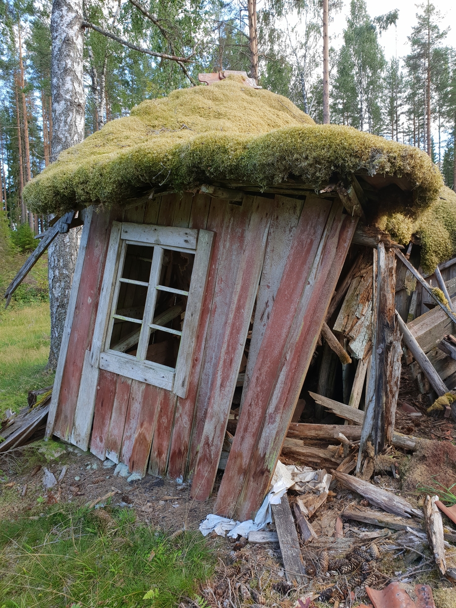 Nedlagd fäbodvall, hus som rasat, Skvasselbo fäbodar, Gustafs, Säter, 2018.