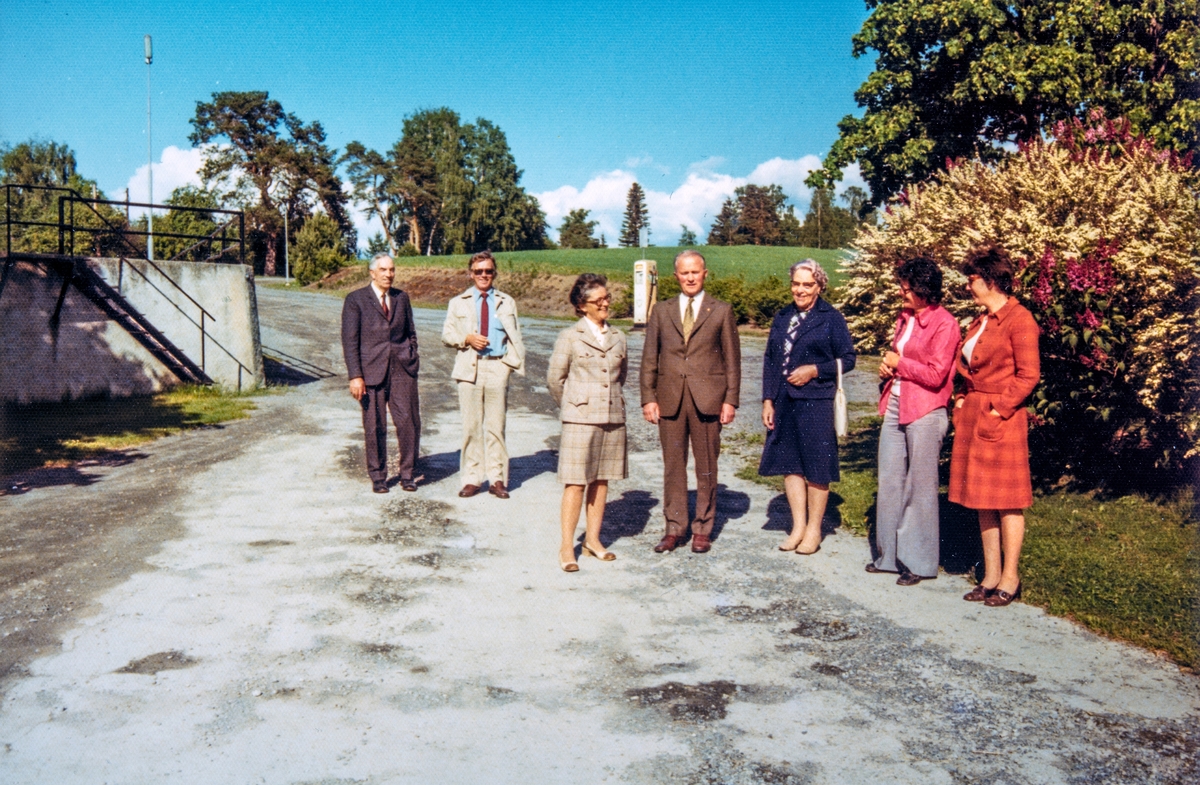 Atlungstad brenneri, Stange. Styremøte 1974 i Brennerienes forening. F.v. Per Hemstad formann, herr Hans N Lysen, fru Haugom, Gulbrand Gjestvang,  fru Kari Lysen,  fru Lyngstad.